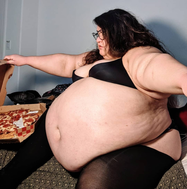 bellylvr:a-frank-admirer:How exciting is it to see a woman about to devour a whole pizza?! 🥰 That can be love at first sight. Now that’s an enormous solid belly! So sexy!