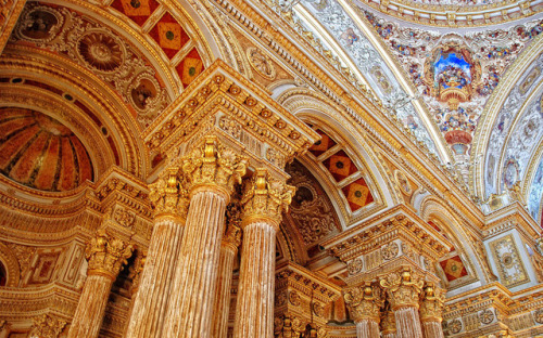 Dolmabahce Palace (Istanbul, Turkey) | © serkanavcioglu