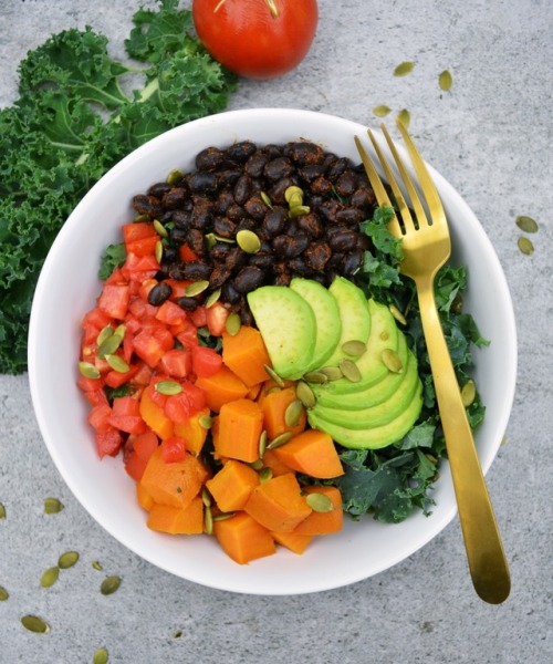 blog-almondmelk:Kale Salad with sweet potato , tomato , black beans (seasoned with chili powder and 