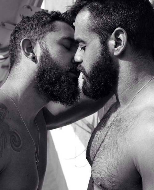frank19sblog: Machotes rozando sus barbas y sus bocas…ummnnnn