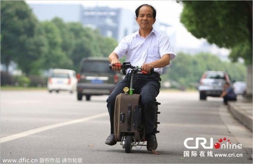 A Chinese man annoyed of carrying his suitcase converted it into a drivable scooter-suitcase.