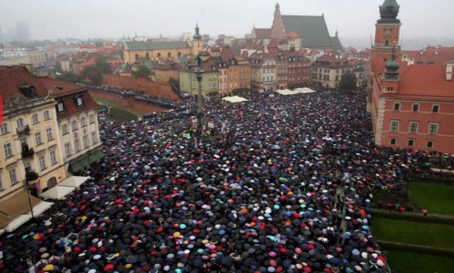 rivier:  tresa-cho:  nondeducible:  25 thousand people gathered in Warsaw to protest the proposed anti-abortion bill as part of a nationwide women’s strike. Thousands of people, chanting, singing, and carrying pro-choice signs, gathered in Castle Square