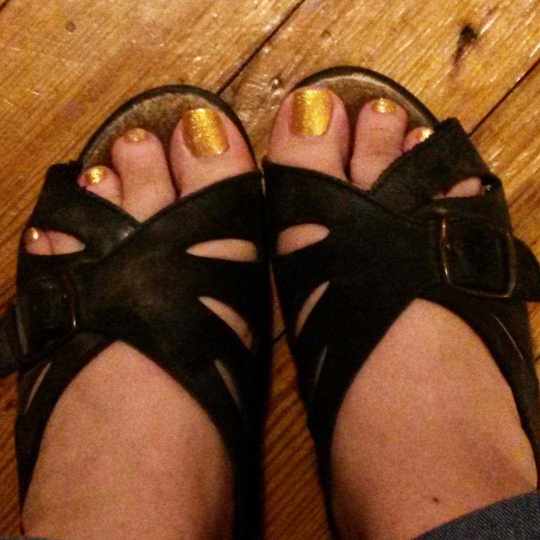 Feeling ultra cute with my gold toes! Pedicures are so yummy! #toes #feet #footfetish