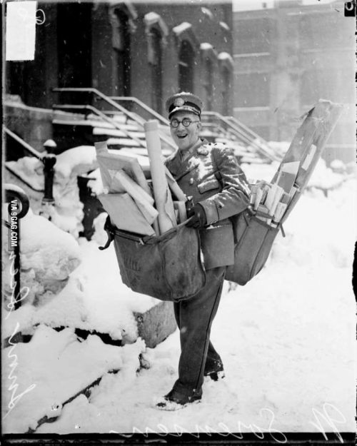 history-inpictures: A mailman poses with his heavy Christmas deliveries in Chicago, 1929