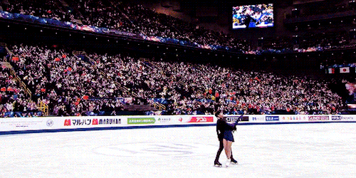 incandescentlysilver:Wenjing Sui and Cong Han receiving a standing ovation at the end of their free 