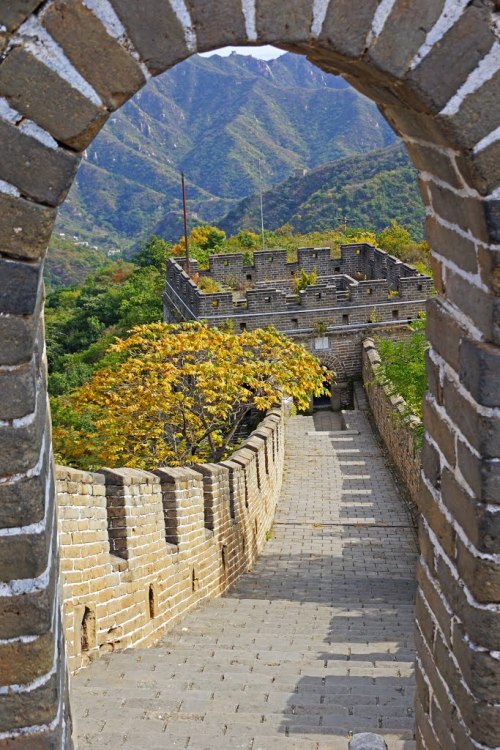 Through the arches of the Great Wall, Huairou / China (by Andrey Sulitskiy).