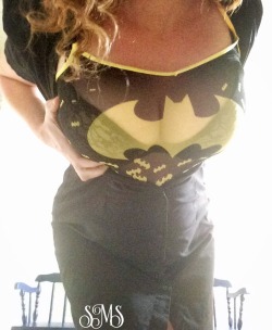 sharing-my-smile:  suitsandbootz:  missvaliant:  http://sharing-my-smile.tumblr.com Secretly at work ❤️ I’m batman@sharing-my-smile you look stunning!  What a beautiful Batgirl you’d be!  😍🤓💋💋@likeafinewine61 @hfc2016 @6stringgig