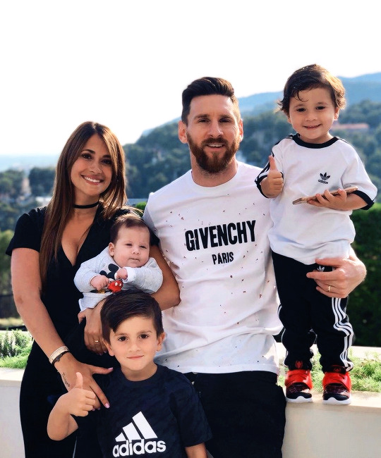 Messi — Antonela, Ciro, Lionel Mateo. Family.