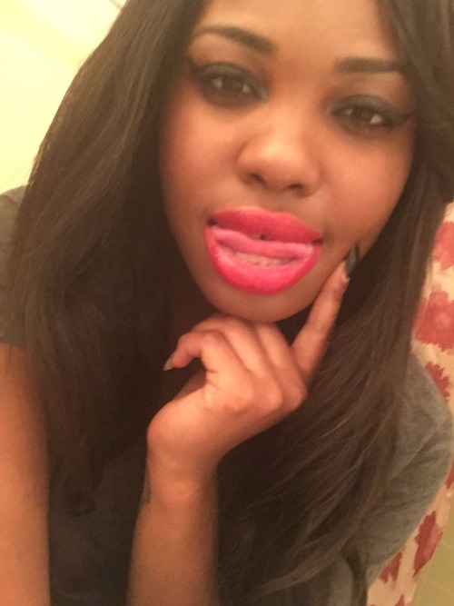 quitethefreak:  prettybirdx3:  quitethefreak:  Blah.  Sit on my face  No u sit on mine. My tongue is clearly ready.