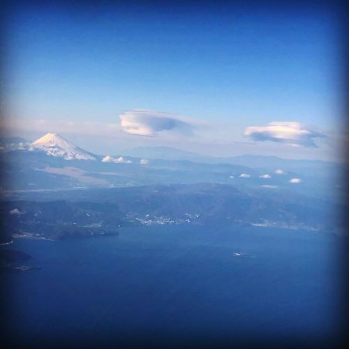 飛行機の中から富士山の写メを撮る。 グルグルの雲が2個ポカンと浮かんでた。 ちょっと変わった雲だな。 #富士山 #飛行機の窓から #たびすたぐらむ (富士山（Mt Fuji）) https://www