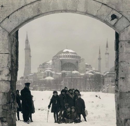 aiiaiiiyo:  Hagia Sophia from Blue Mosque, 1954, Istanbul, Turkey. [1242x1206] Check this blog!