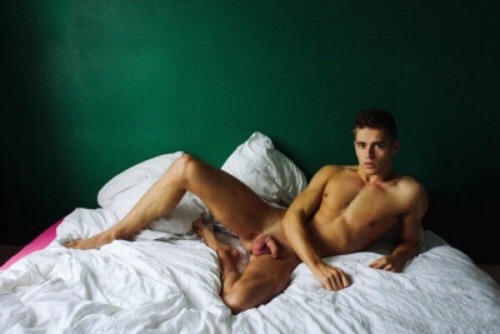 fuckyoustevenpena:He’s NAKED! Check out adult photos