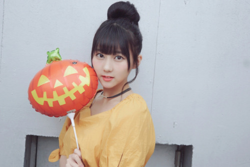 soimort:  田中美久 - Weibo - Sat 14 Oct 2017  49thの握手会終わりました！ The handshake event for the 49th single has ended! 最近は、握手会でサインカードや2ショットなど色んな企画物をやったりするんですが今日はハロウィンバージョンでした
