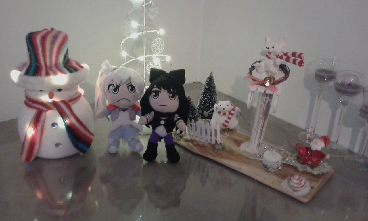 relatablepicsofmonochrome:Monos are ready for Christmas