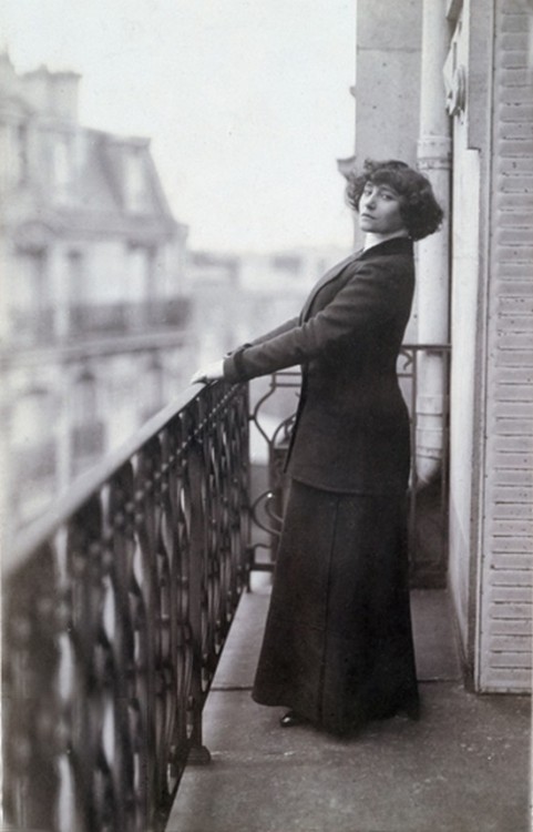 feuille-d-automne:Portrait de Colette sur un balcon (vers 1900). Anonyme. Paris, musée Carnavalet. ©