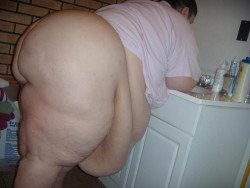 anotherssbbwfanatic:Damn i love how low that