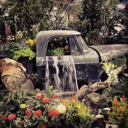 hotrodzandpinups:  Yard art  Love this so