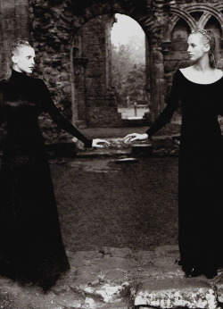  Vogue UK December 1993&ldquo;Courtly Gestures&rdquo;Models: Nadja Auermann &amp; Cecilia ChancellorPhotographer: Mario Testino 