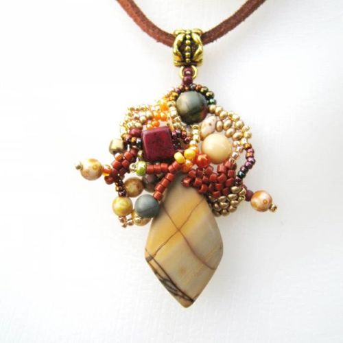 #pendant #necklace #beading #beadwork #earthcolor #etsysellersofinstagram #etsyshop #originaldesign 