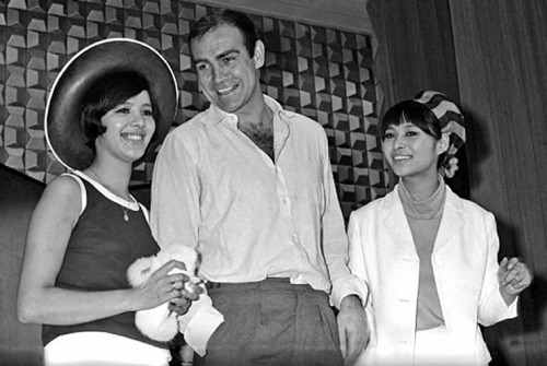 Saraba Sean Connery&hellip;Hama Mie 浜美枝 with Sean Connery (1930-2020) and Wakabayashi Akiko 若林映子 dur