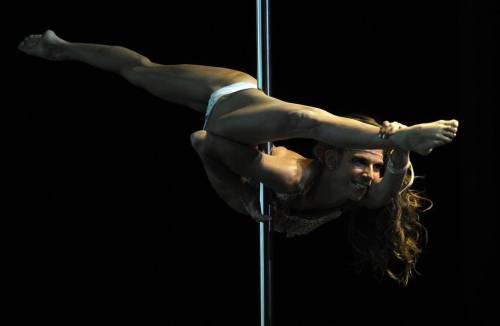 realidad-retorcida:   La chilena Francisca Murillo, en la competencia Latinoamericana de Pole Dance 2014, en Buenos Aires.  