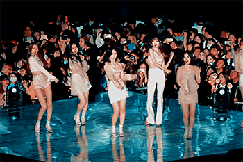 dailygfriend:  GFRIEND performing ‘Time for the moon night’
