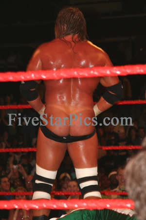 kliqfan1984:  A whole truckload of house show candids involving HHH’s trunks getting