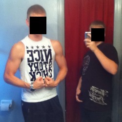 aduhm:  THIS GUY ON FACEBOOK GOT HIS LITTLE BROTHER TO TAKE MUSCLE SELFIES OF HIMSELF IM LAUGHING SO HARD