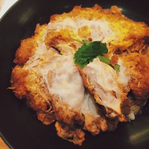 It’s #foodporn in Japan everyday. #katsudon #theebitempura #ohgod (at Tonkatsu Wako Restaurant