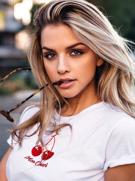Hannah (15 Photo)