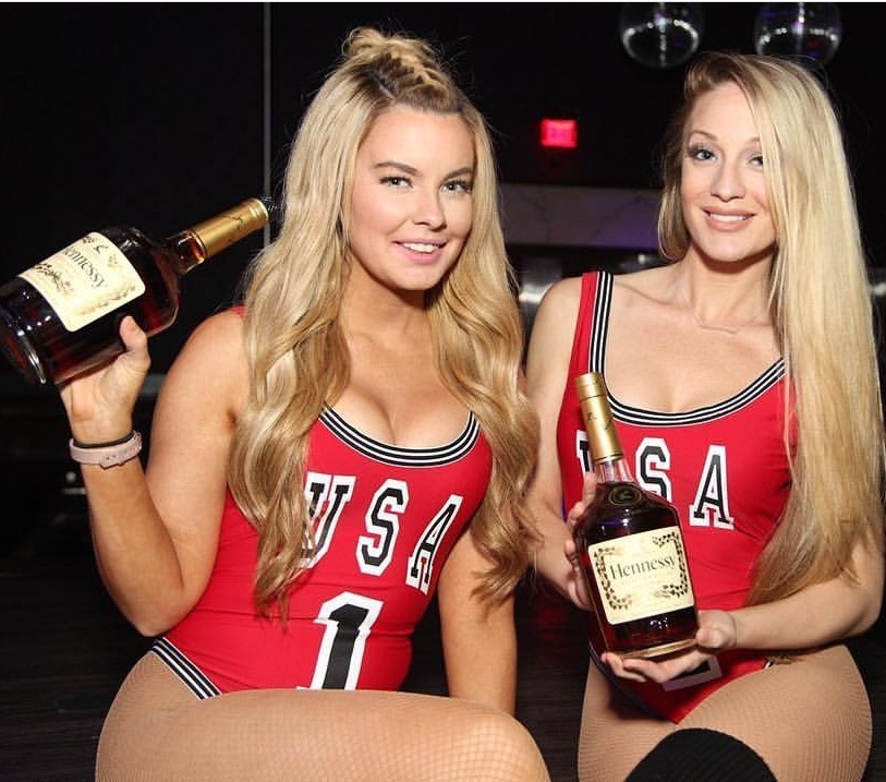 feminism-4-ever:I’ve been super fascinated lately by girls dressed the same, or