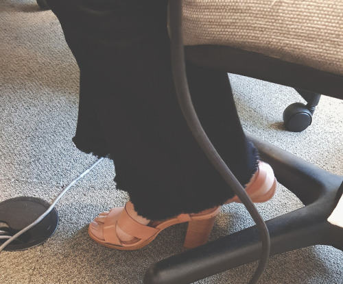 feetaholic:Feet at the office