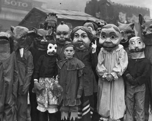 thevortexbloguk: 10 Terrifying Photos of Vintage Halloween Costumes Are these Slipknot’s child