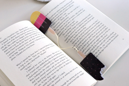 teachingliteracy:createforless: Scratch n’ Sniff Bookmarks via Spark & Chemistry Create your own scratch n’ sniff! I don’t think there’s a way to make a new book smell like an old but, but it’s still pretty cool