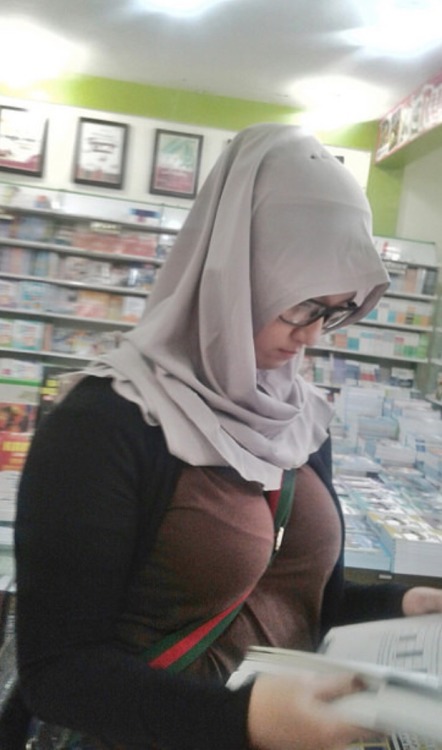 warda9b: Hijab huge boobs Biar lah nmpk puting tuh