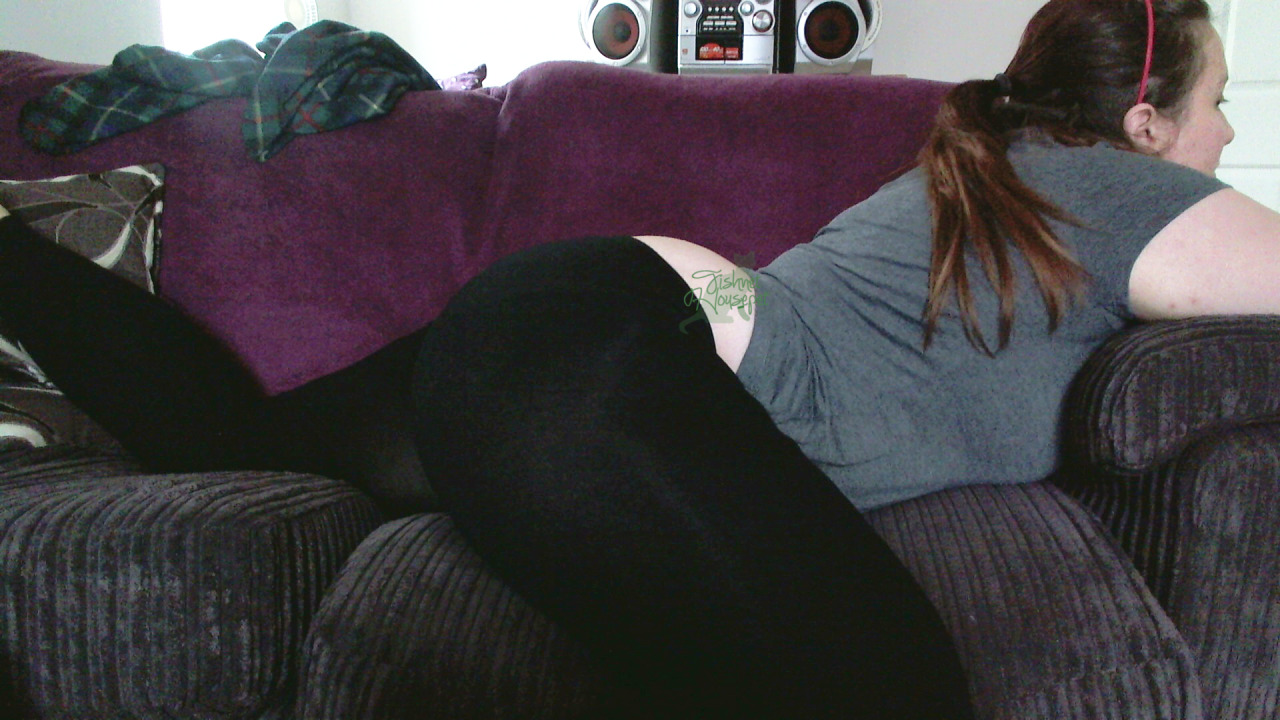 fishnethousepet:  The majesty of my bum in leggings.
