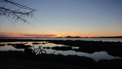 Bon, allez, un dernier lever de soleil pour 2018, histoire de&hellip; Bonne fin d'année à tous ! #t