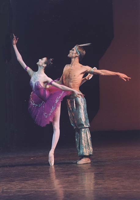 PAS DE DEUXSvetlana Zakharova and Igor Zelensky in “Le Corsaire” pas de deux, circa 2003