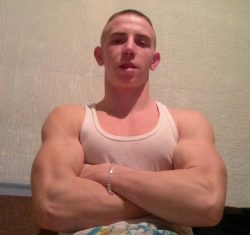 serbialux:  Serbian muscle boy 