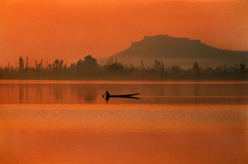 20aliens:INDIA. Jammu and Kashmir. Srinagar. 1999. Dal Lake.Steve McCurry