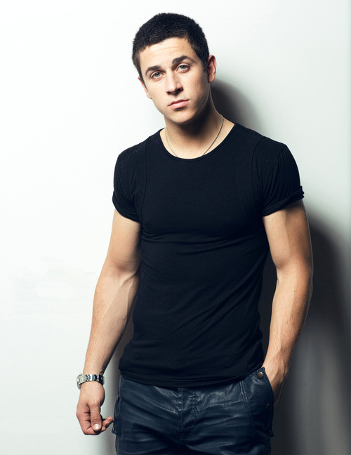 edcapitola2:  ihunkmen:                        David    Henrie  Follow me at http://edcapitola2.tumblr.com  always knew he was gonna be fine…