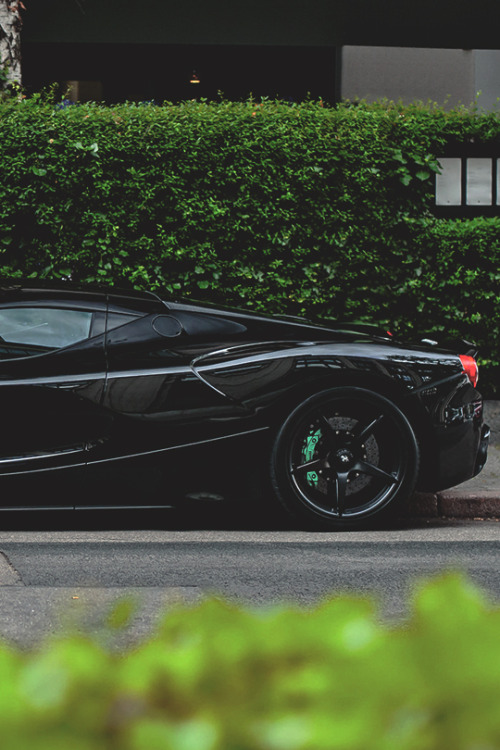 azearr:  Black LaFerrari | Source | Azearr