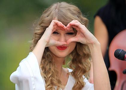 swifties-are-awesome:  A HUGE THANK YOU TO ALL MY FOLLOWERS <3  LOADS OF LOVE!! xoxo <3