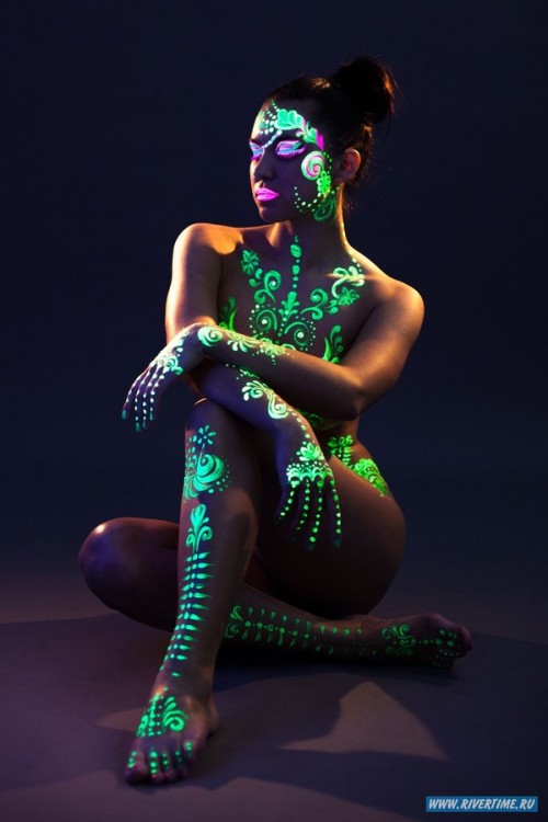 Porn (via Slim model posing with glowing pattern photos