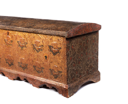 Chest with floral Pastiglia, 15th century. Siena. Via Hampel auctionsA simple box made of wood with 