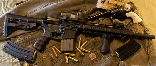 gmsurvival:  militiamedic:  victran:  dirty-gunz:  whiskeyandspentbrass:  AR  in .50 Beowolf  i dont believe you..  dat shi cray  GIMME.  The stopping power of a .50 in a compact urban environment friendly package. Great for vehicle checkpoint defense,