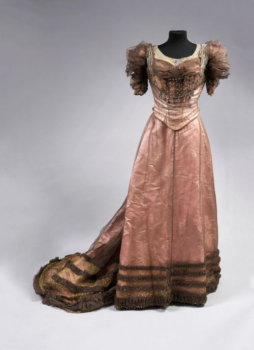 Worth evening dress ca. 1900-05From Coutau-Bégarie via Interencheres