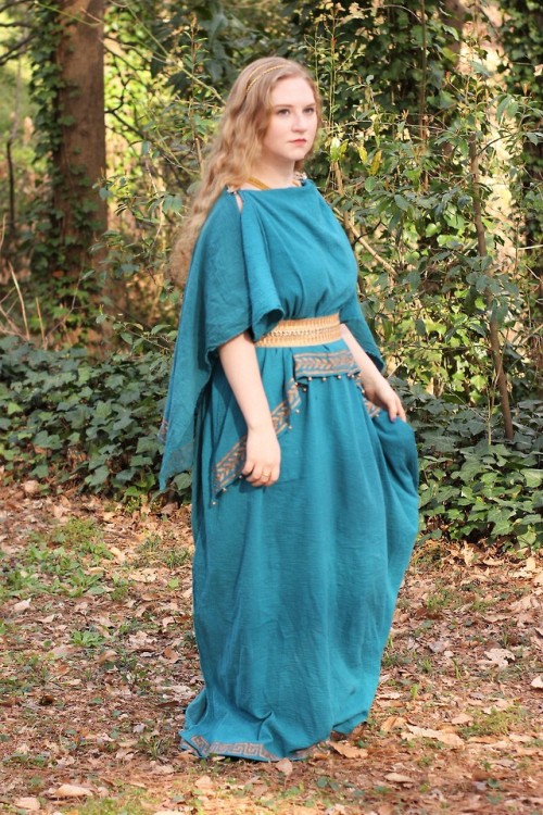 This turned into a Sappho cosplay and I’m not even mad. I made this Greek Peplos after playing