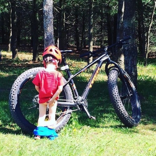 fatbikedotcom:#bbrtestpilottakeover Natures #drivetraincleaner #trekbikes #trailside #kidswhoshred #