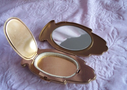 Exquisite Volupte “Golden Gesture” powder compact, c. 1940’s.  “To keep your